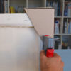 Ungerahmte Gemälde mit Kartonecken und Schienen Verpacken und Transportieren The corner protection is stapled to the reverse of a canvas painting.