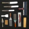 Spachtelauftrag durchscheinender Acrylgrundierungen Tools that can work for this application.